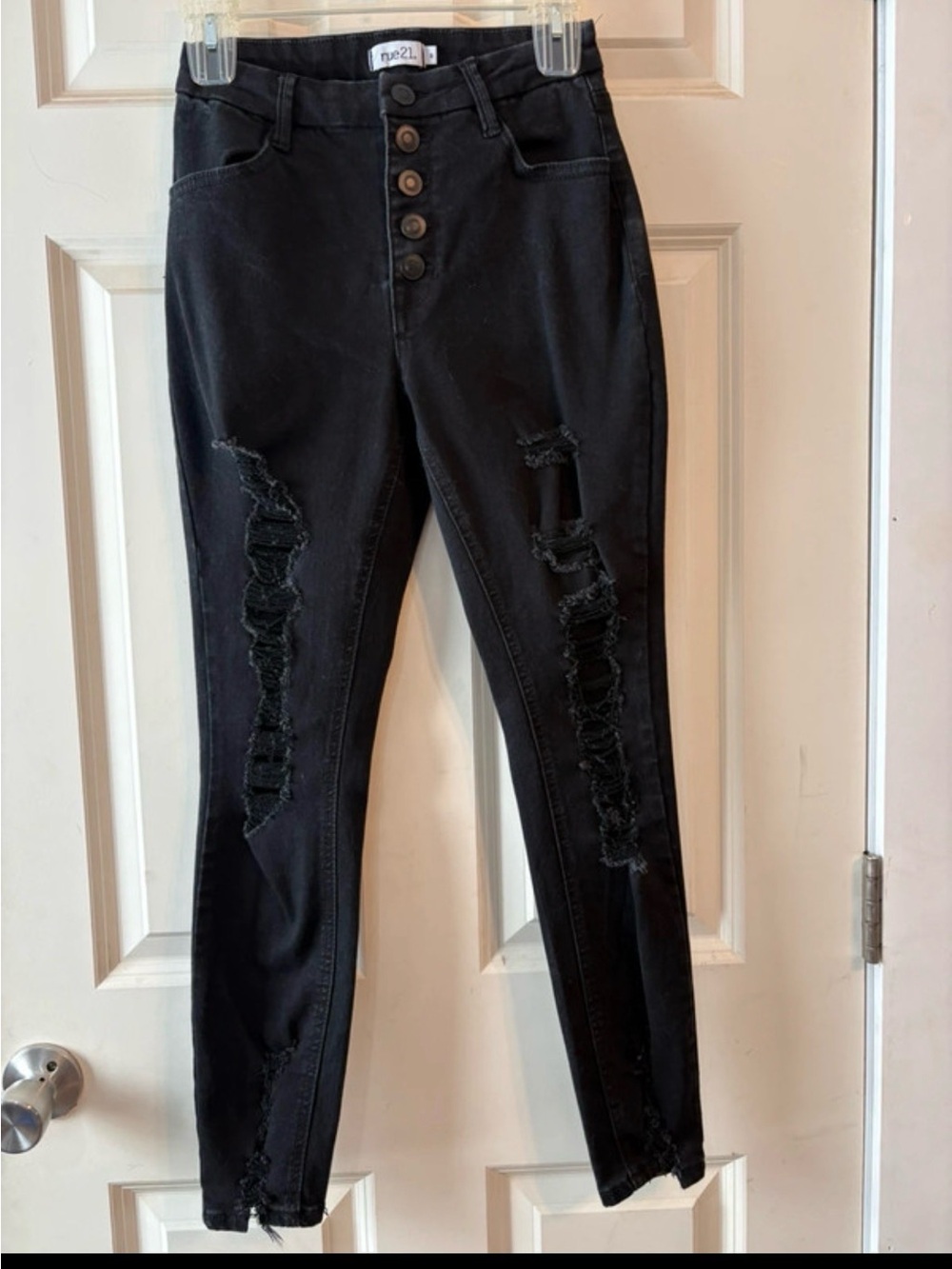 Black ripped skinny jeans